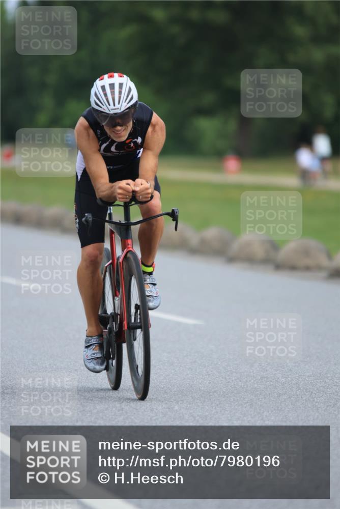 15.06.2025 - 27. Vierlanden-Triathlon H.Heesch http://msf.ph/oto/7980196 15.06.2025 10:38:43 Radfahren 158, 235, 298, 427 meine-sportfotos.de