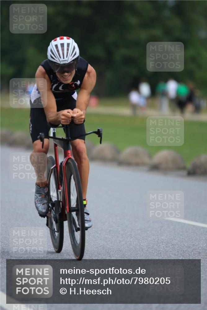 15.06.2025 - 27. Vierlanden-Triathlon H.Heesch http://msf.ph/oto/7980205 15.06.2025 10:38:44 Radfahren 17, 158, 235, 298, 427 meine-sportfotos.de