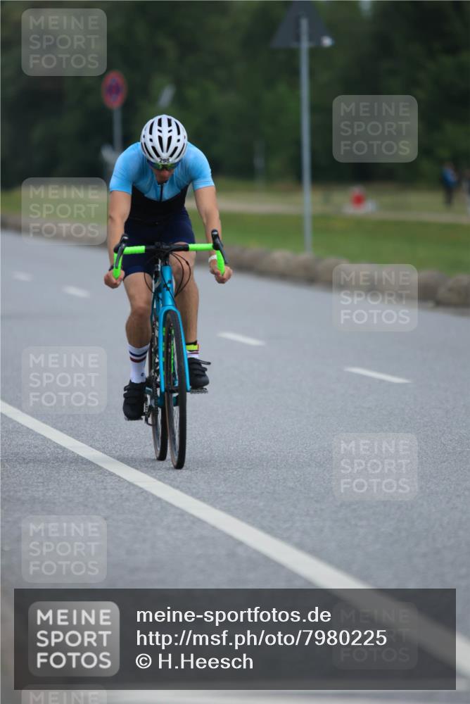 15.06.2025 - 27. Vierlanden-Triathlon H.Heesch http://msf.ph/oto/7980225 15.06.2025 10:38:49 Radfahren 17, 235, 298 meine-sportfotos.de