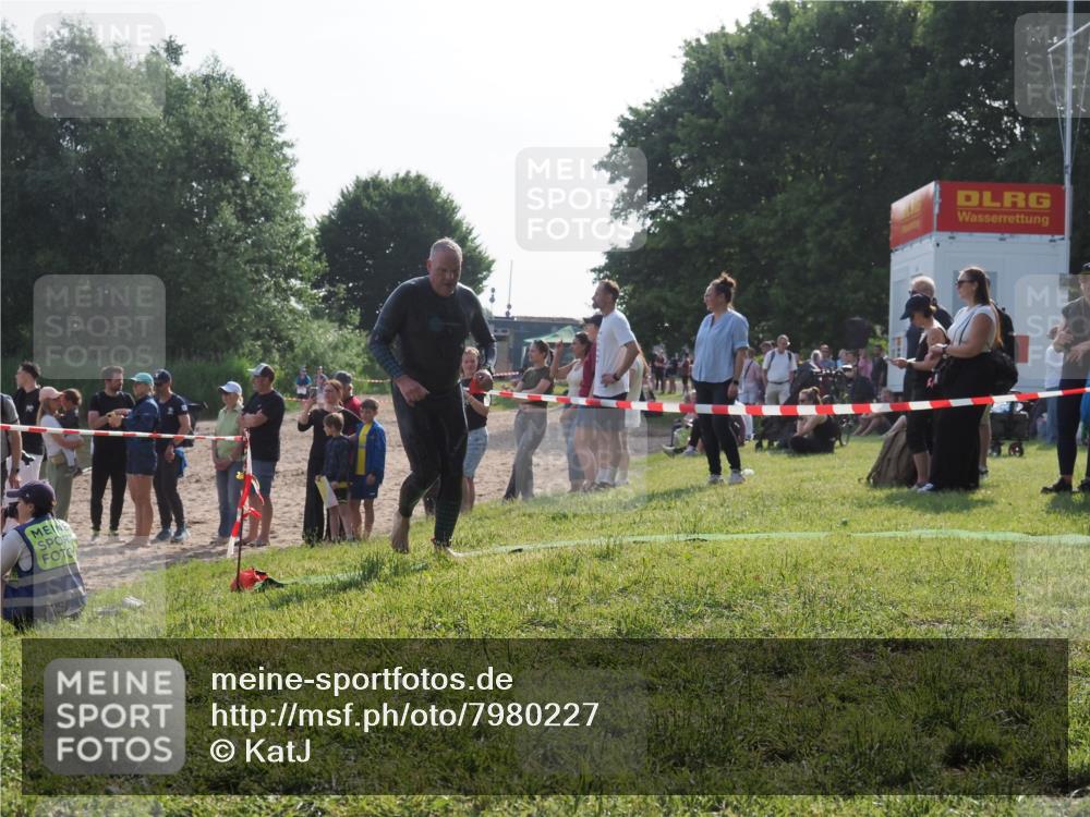 15.06.2025 - 27. Vierlanden-Triathlon KatJ http://msf.ph/oto/7980227 15.06.2025 08:44:24 Schwimmen 130, 173, 174 meine-sportfotos.de