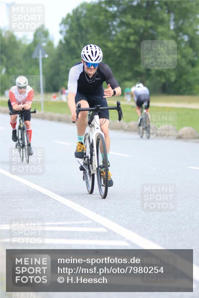 15.06.2025 - 27. Vierlanden-Triathlon H.Heesch http://msf.ph/oto/7980254 15.06.2025 10:39:03 Radfahren 148, 291, 548 meine-sportfotos.de