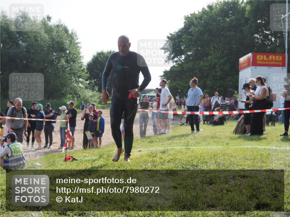 15.06.2025 - 27. Vierlanden-Triathlon KatJ http://msf.ph/oto/7980272 15.06.2025 08:44:26 Schwimmen 130, 173 meine-sportfotos.de