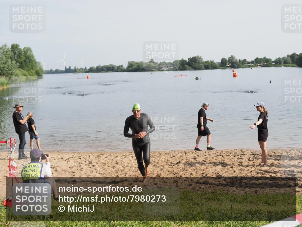 21.06.2025 - 27. Vierlanden-Triathlon MichiJ http://msf.ph/oto/7980273 15.06.2026 09:00:59 Schwimmen 217 meine-sportfotos.de