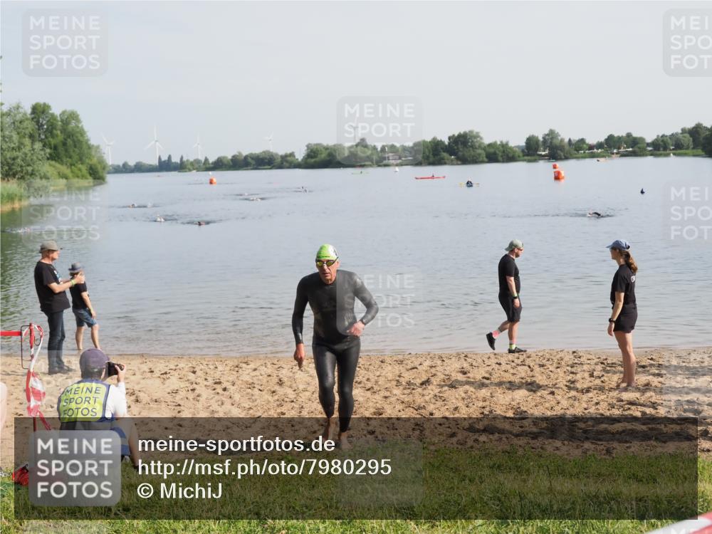 21.06.2025 - 27. Vierlanden-Triathlon MichiJ http://msf.ph/oto/7980295 15.06.2026 09:00:59 Schwimmen 217 meine-sportfotos.de