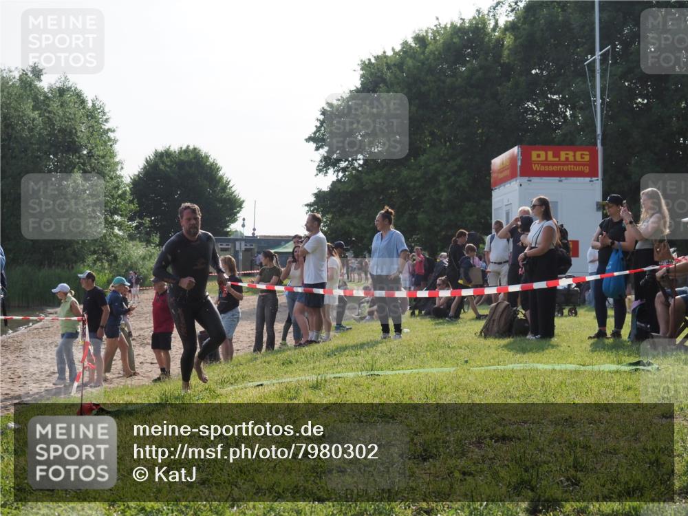 15.06.2025 - 27. Vierlanden-Triathlon KatJ http://msf.ph/oto/7980302 15.06.2025 08:44:37 Schwimmen 93 meine-sportfotos.de