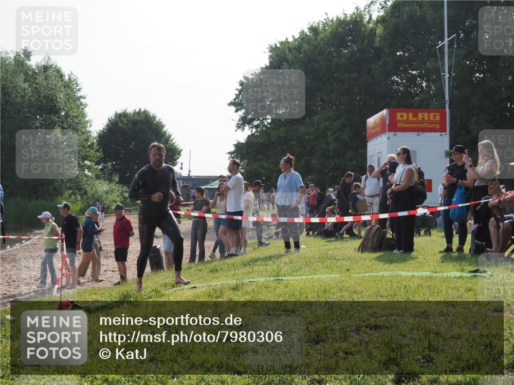 15.06.2025 - 27. Vierlanden-Triathlon KatJ http://msf.ph/oto/7980306 15.06.2025 08:44:37 Schwimmen 93 meine-sportfotos.de