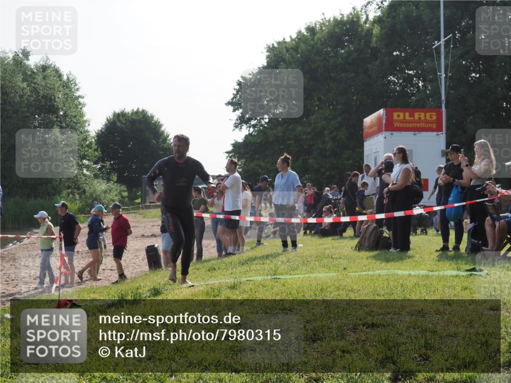 15.06.2025 - 27. Vierlanden-Triathlon KatJ http://msf.ph/oto/7980315 15.06.2025 08:44:37 Schwimmen 93 meine-sportfotos.de