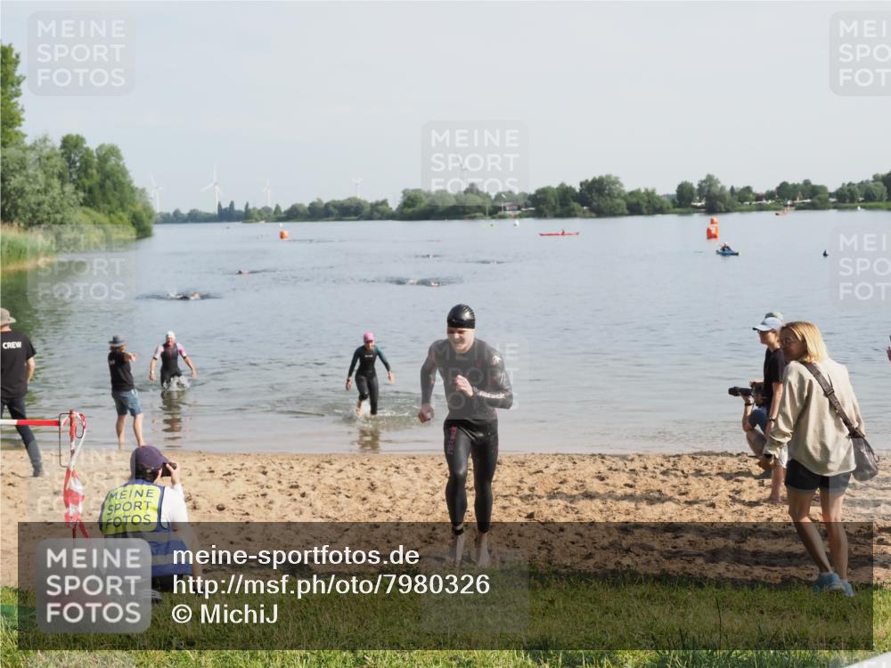 21.06.2025 - 27. Vierlanden-Triathlon MichiJ http://msf.ph/oto/7980326 15.06.2026 09:01:48 Schwimmen 206, 214, 242 meine-sportfotos.de