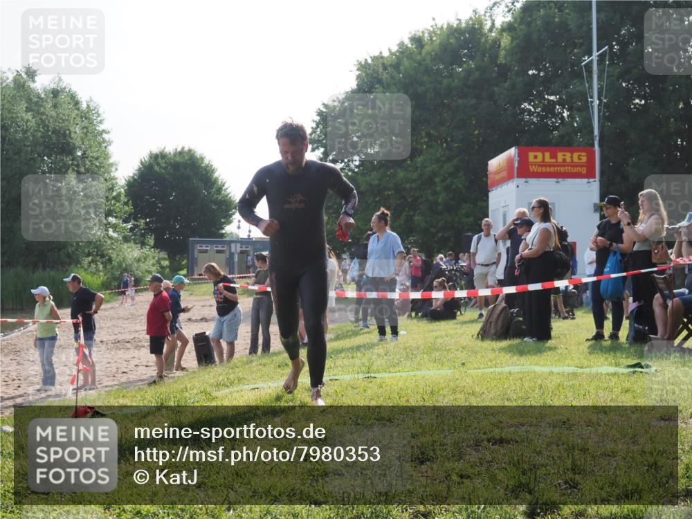 15.06.2025 - 27. Vierlanden-Triathlon KatJ http://msf.ph/oto/7980353 15.06.2025 08:44:39 Schwimmen 93 meine-sportfotos.de