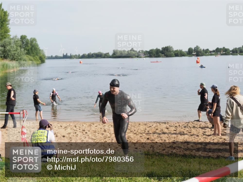 21.06.2025 - 27. Vierlanden-Triathlon MichiJ http://msf.ph/oto/7980356 15.06.2026 09:01:48 Schwimmen 206, 214, 242 meine-sportfotos.de