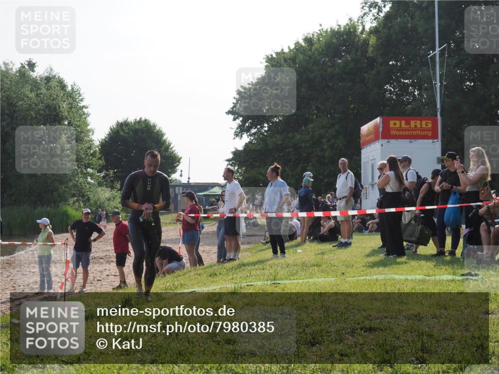15.06.2025 - 27. Vierlanden-Triathlon KatJ http://msf.ph/oto/7980385 15.06.2025 08:44:50 Schwimmen 81, 160 meine-sportfotos.de