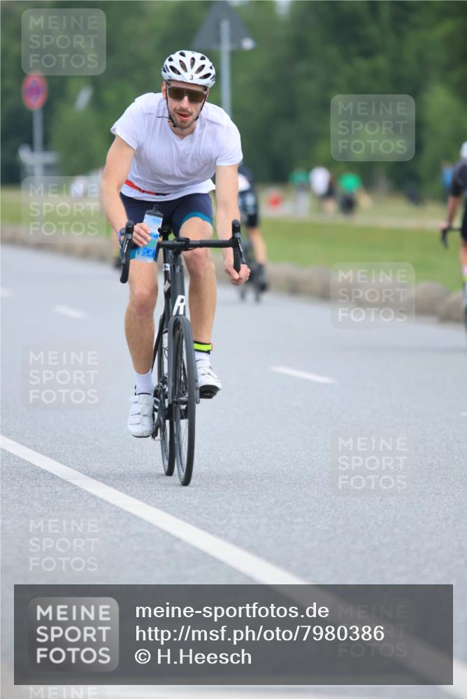 15.06.2025 - 27. Vierlanden-Triathlon H.Heesch http://msf.ph/oto/7980386 15.06.2025 10:39:39 Radfahren 3, 260, 357, 404 meine-sportfotos.de