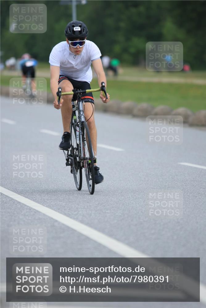 15.06.2025 - 27. Vierlanden-Triathlon H.Heesch http://msf.ph/oto/7980391 15.06.2025 10:39:44 Radfahren 3, 153, 260, 357 meine-sportfotos.de