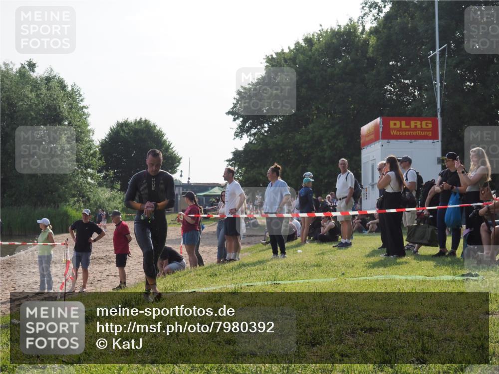 15.06.2025 - 27. Vierlanden-Triathlon KatJ http://msf.ph/oto/7980392 15.06.2025 08:44:50 Schwimmen 81, 160 meine-sportfotos.de