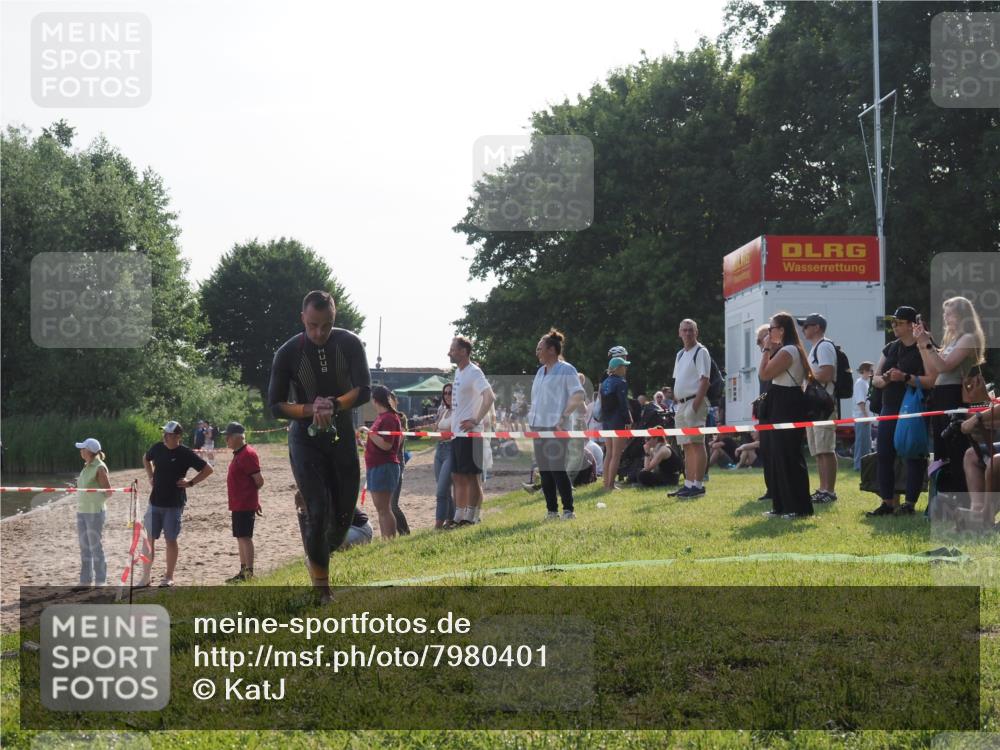 15.06.2025 - 27. Vierlanden-Triathlon KatJ http://msf.ph/oto/7980401 15.06.2025 08:44:50 Schwimmen 81, 160 meine-sportfotos.de