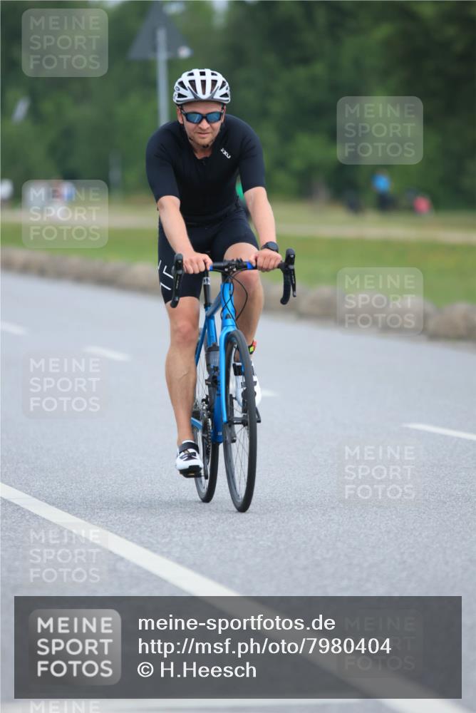 15.06.2025 - 27. Vierlanden-Triathlon H.Heesch http://msf.ph/oto/7980404 15.06.2025 10:39:47 Radfahren 77, 153, 260, 357 meine-sportfotos.de