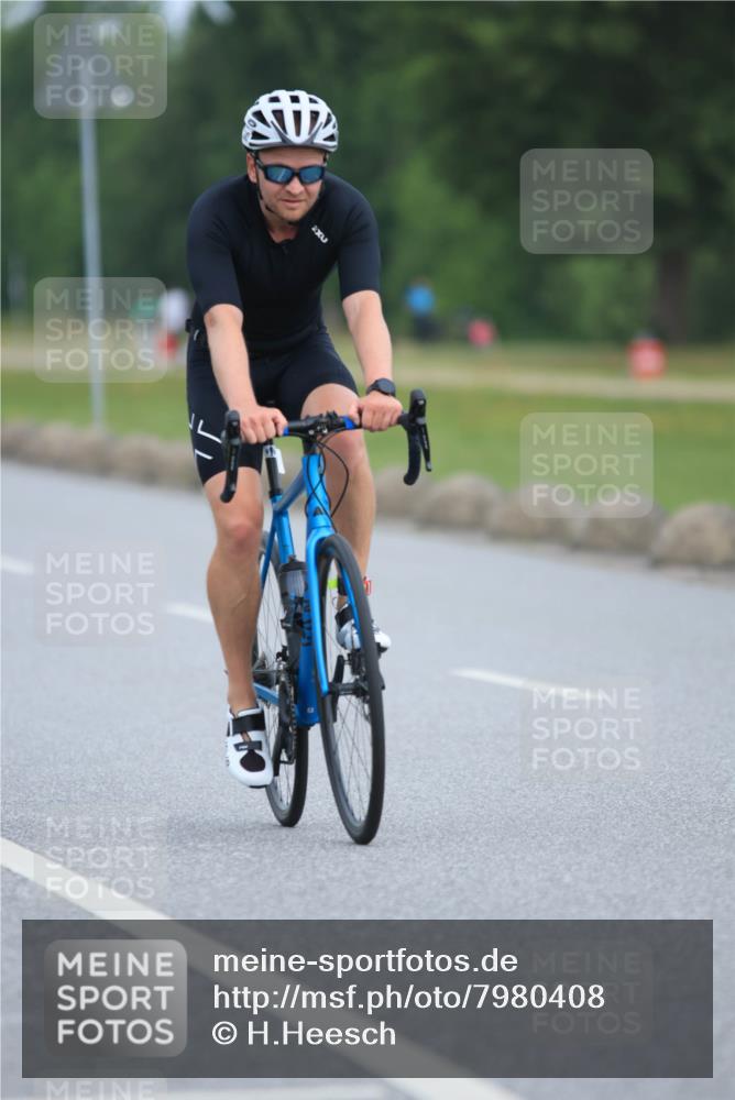 15.06.2025 - 27. Vierlanden-Triathlon H.Heesch http://msf.ph/oto/7980408 15.06.2025 10:39:47 Radfahren 77, 153, 260, 357 meine-sportfotos.de
