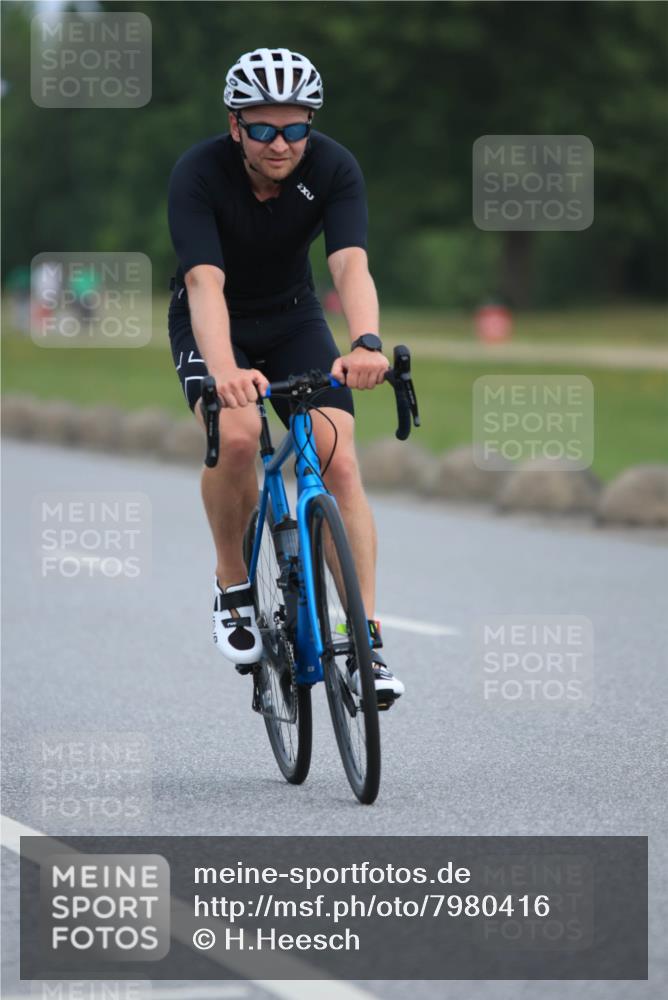 15.06.2025 - 27. Vierlanden-Triathlon H.Heesch http://msf.ph/oto/7980416 15.06.2025 10:39:47 Radfahren 77, 153, 260, 357 meine-sportfotos.de