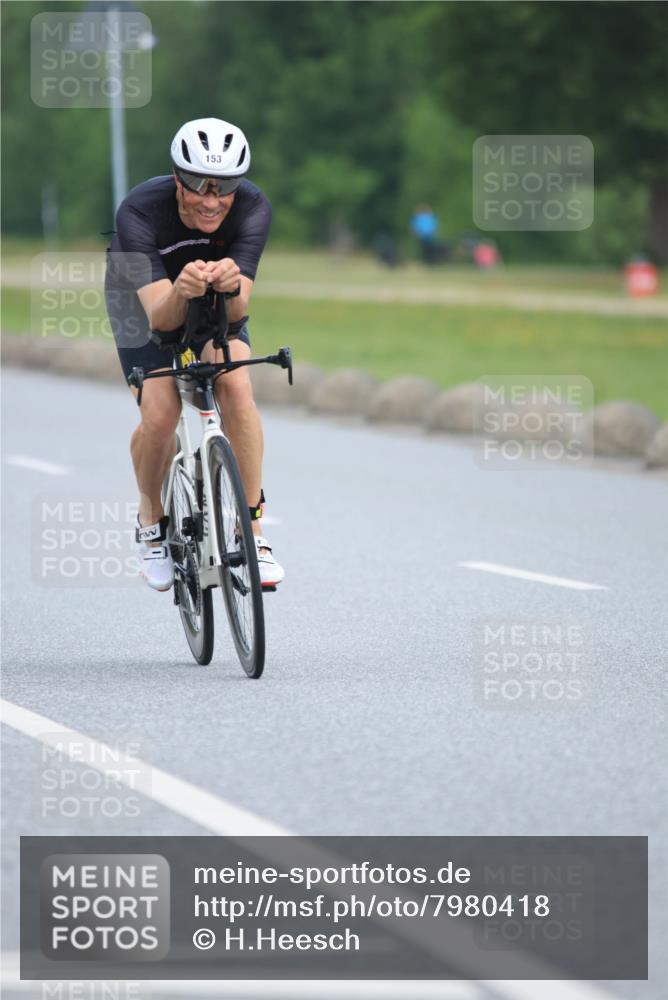 15.06.2025 - 27. Vierlanden-Triathlon H.Heesch http://msf.ph/oto/7980418 15.06.2025 10:39:49 Radfahren 77, 153, 260, 357 meine-sportfotos.de