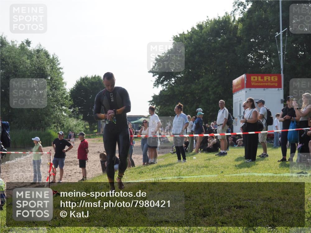 15.06.2025 - 27. Vierlanden-Triathlon KatJ http://msf.ph/oto/7980421 15.06.2025 08:44:51 Schwimmen 81, 160 meine-sportfotos.de
