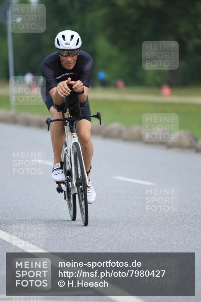 15.06.2025 - 27. Vierlanden-Triathlon H.Heesch http://msf.ph/oto/7980427 15.06.2025 10:39:49 Radfahren 77, 153, 260, 357 meine-sportfotos.de