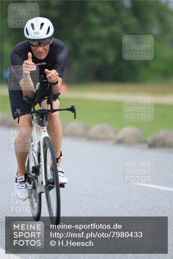 15.06.2025 - 27. Vierlanden-Triathlon H.Heesch http://msf.ph/oto/7980433 15.06.2025 10:39:49 Radfahren 77, 153, 260, 357 meine-sportfotos.de