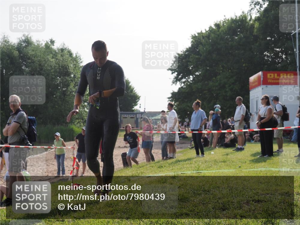 15.06.2025 - 27. Vierlanden-Triathlon KatJ http://msf.ph/oto/7980439 15.06.2025 08:44:53 Schwimmen 81, 160 meine-sportfotos.de