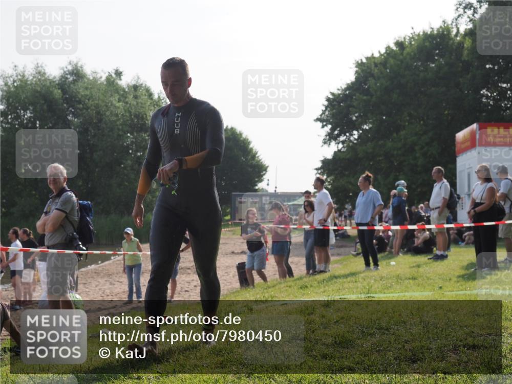 15.06.2025 - 27. Vierlanden-Triathlon KatJ http://msf.ph/oto/7980450 15.06.2025 08:44:53 Schwimmen 81, 160 meine-sportfotos.de