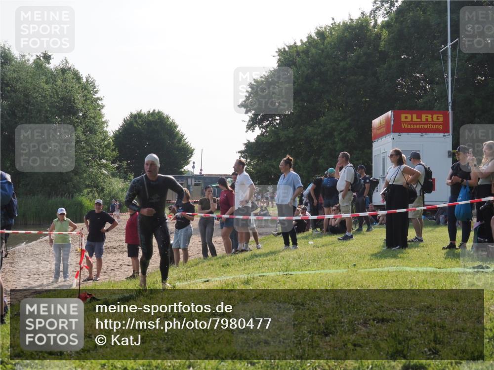 15.06.2025 - 27. Vierlanden-Triathlon KatJ http://msf.ph/oto/7980477 15.06.2025 08:44:56 Schwimmen 81, 160 meine-sportfotos.de