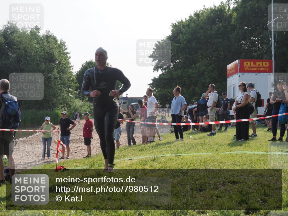 15.06.2025 - 27. Vierlanden-Triathlon KatJ http://msf.ph/oto/7980512 15.06.2025 08:44:57 Schwimmen 81, 160 meine-sportfotos.de