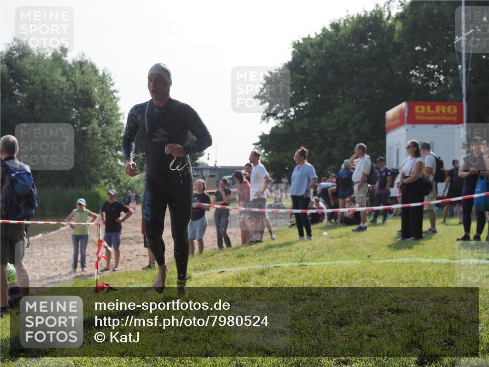 15.06.2025 - 27. Vierlanden-Triathlon KatJ http://msf.ph/oto/7980524 15.06.2025 08:44:58 Schwimmen 81, 160 meine-sportfotos.de