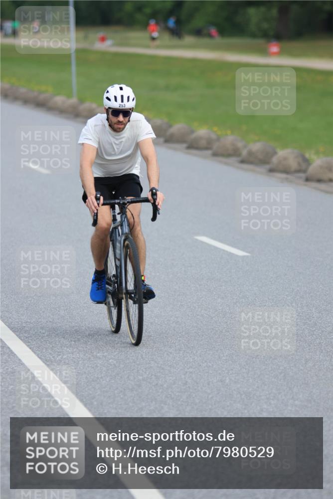 15.06.2025 - 27. Vierlanden-Triathlon H.Heesch http://msf.ph/oto/7980529 15.06.2025 10:40:40 Radfahren 9, 193, 253, 556 meine-sportfotos.de
