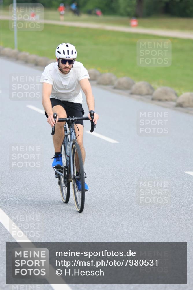 15.06.2025 - 27. Vierlanden-Triathlon H.Heesch http://msf.ph/oto/7980531 15.06.2025 10:40:40 Radfahren 9, 193, 253, 556 meine-sportfotos.de