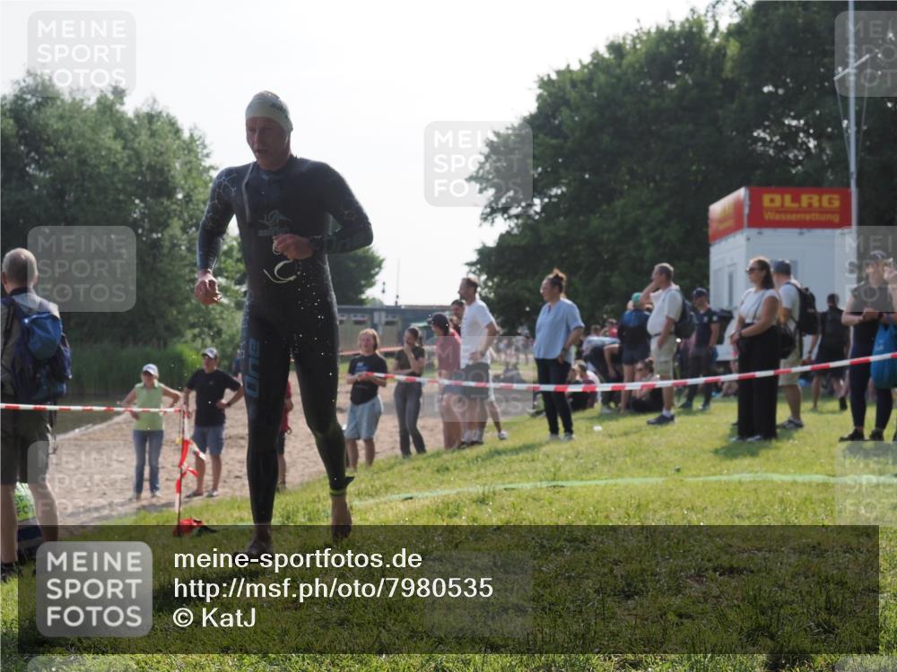15.06.2025 - 27. Vierlanden-Triathlon KatJ http://msf.ph/oto/7980535 15.06.2025 08:44:58 Schwimmen 81, 160 meine-sportfotos.de