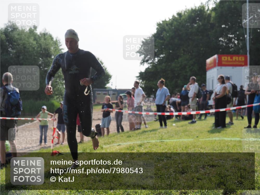15.06.2025 - 27. Vierlanden-Triathlon KatJ http://msf.ph/oto/7980543 15.06.2025 08:44:58 Schwimmen 81, 160 meine-sportfotos.de
