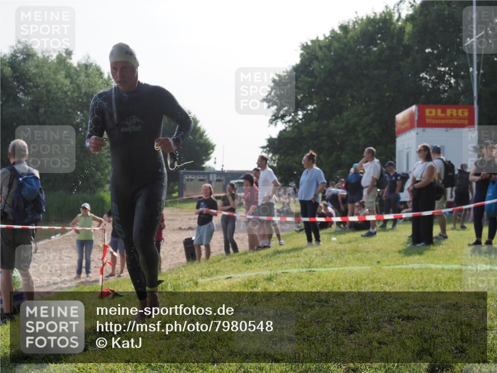 15.06.2025 - 27. Vierlanden-Triathlon KatJ http://msf.ph/oto/7980548 15.06.2025 08:44:58 Schwimmen 81, 160 meine-sportfotos.de