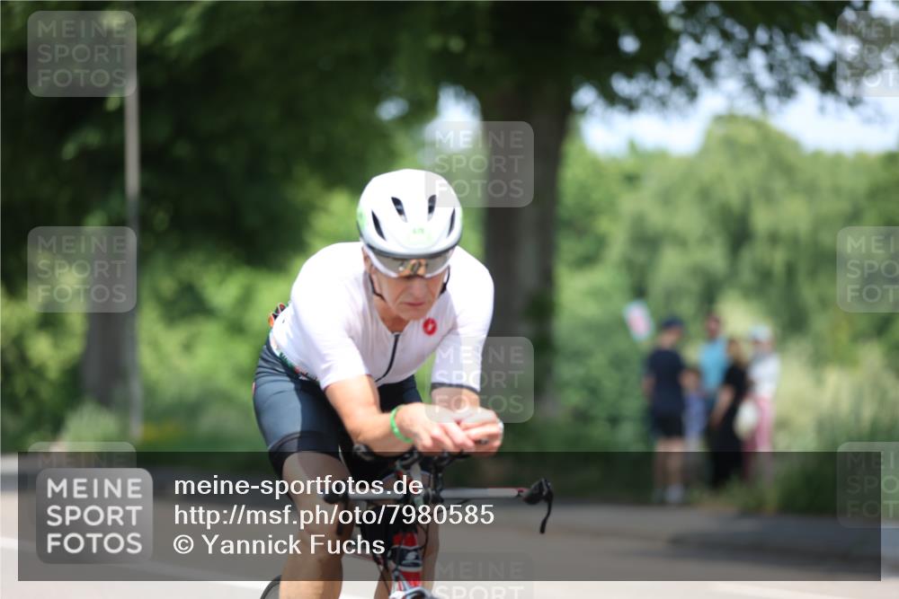 15.06.2025 - 7 Türme Triathlon Yannick Fuchs http://msf.ph/oto/7980585 15.06.2025 12:48:44 Radfahren 204, 458, 530, 540, 629, 651 meine-sportfotos.de