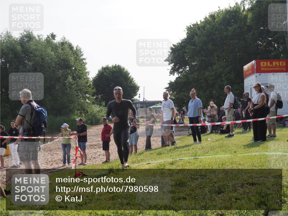 15.06.2025 - 27. Vierlanden-Triathlon KatJ http://msf.ph/oto/7980598 15.06.2025 08:45:16 Schwimmen 127 meine-sportfotos.de