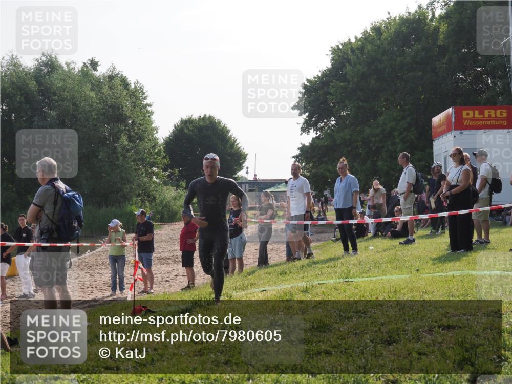 15.06.2025 - 27. Vierlanden-Triathlon KatJ http://msf.ph/oto/7980605 15.06.2025 08:45:16 Schwimmen 127 meine-sportfotos.de