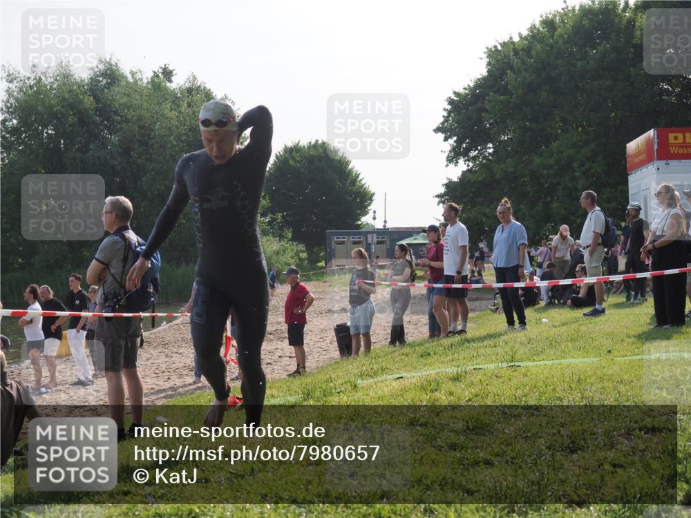 15.06.2025 - 27. Vierlanden-Triathlon KatJ http://msf.ph/oto/7980657 15.06.2025 08:45:18 Schwimmen 127 meine-sportfotos.de