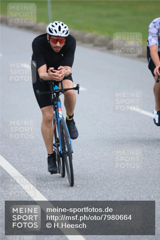 15.06.2025 - 27. Vierlanden-Triathlon H.Heesch http://msf.ph/oto/7980664 15.06.2025 10:41:14 Radfahren 114, 152, 366, 426 meine-sportfotos.de
