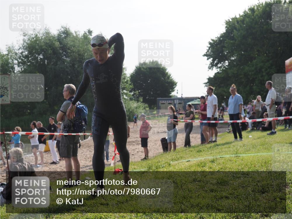 15.06.2025 - 27. Vierlanden-Triathlon KatJ http://msf.ph/oto/7980667 15.06.2025 08:45:18 Schwimmen 127 meine-sportfotos.de