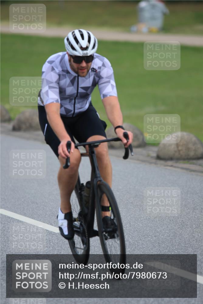 15.06.2025 - 27. Vierlanden-Triathlon H.Heesch http://msf.ph/oto/7980673 15.06.2025 10:41:15 Radfahren 114, 152, 366, 426 meine-sportfotos.de