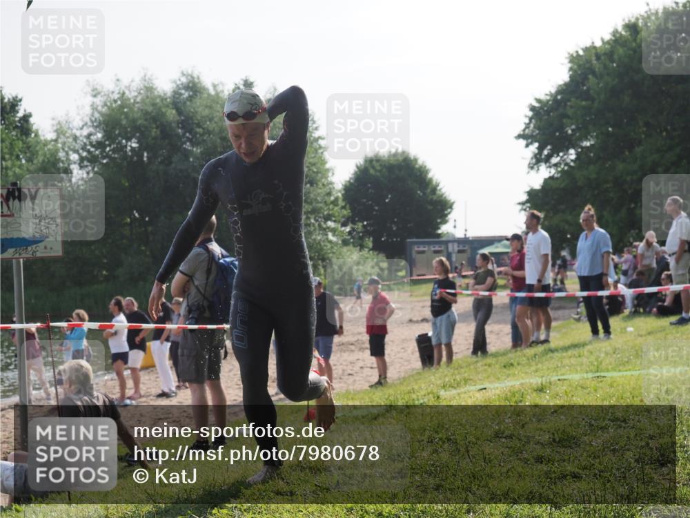 15.06.2025 - 27. Vierlanden-Triathlon KatJ http://msf.ph/oto/7980678 15.06.2025 08:45:18 Schwimmen 127 meine-sportfotos.de