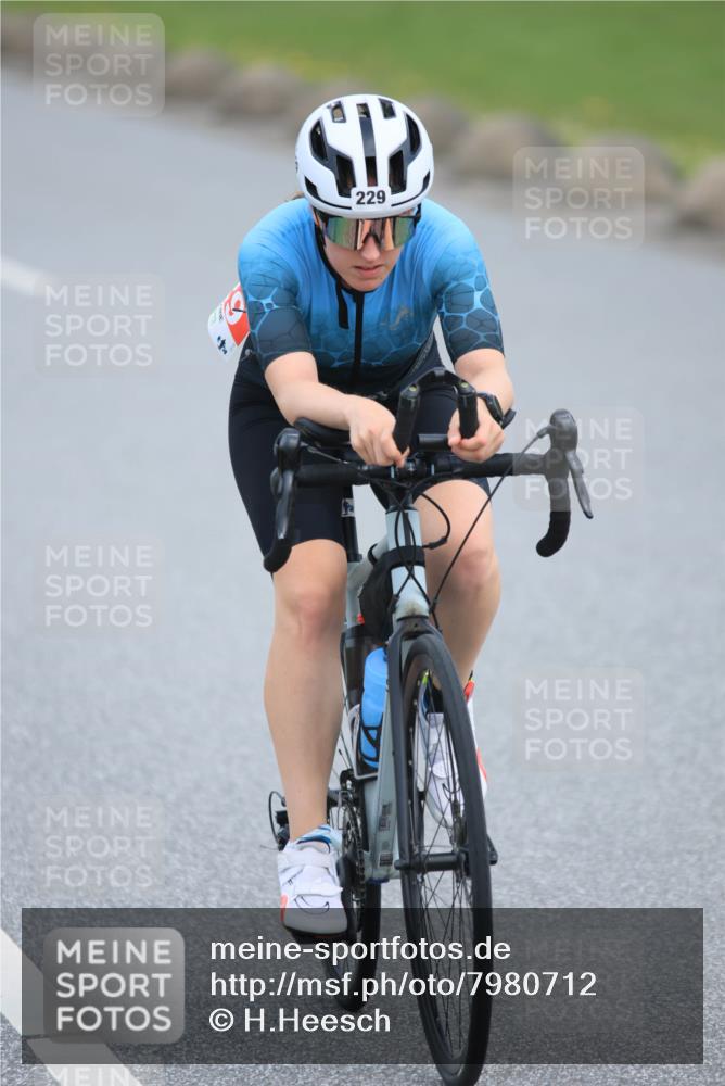 15.06.2025 - 27. Vierlanden-Triathlon H.Heesch http://msf.ph/oto/7980712 15.06.2025 10:41:26 Radfahren 106, 127, 198, 229, 351, 436, 453 meine-sportfotos.de