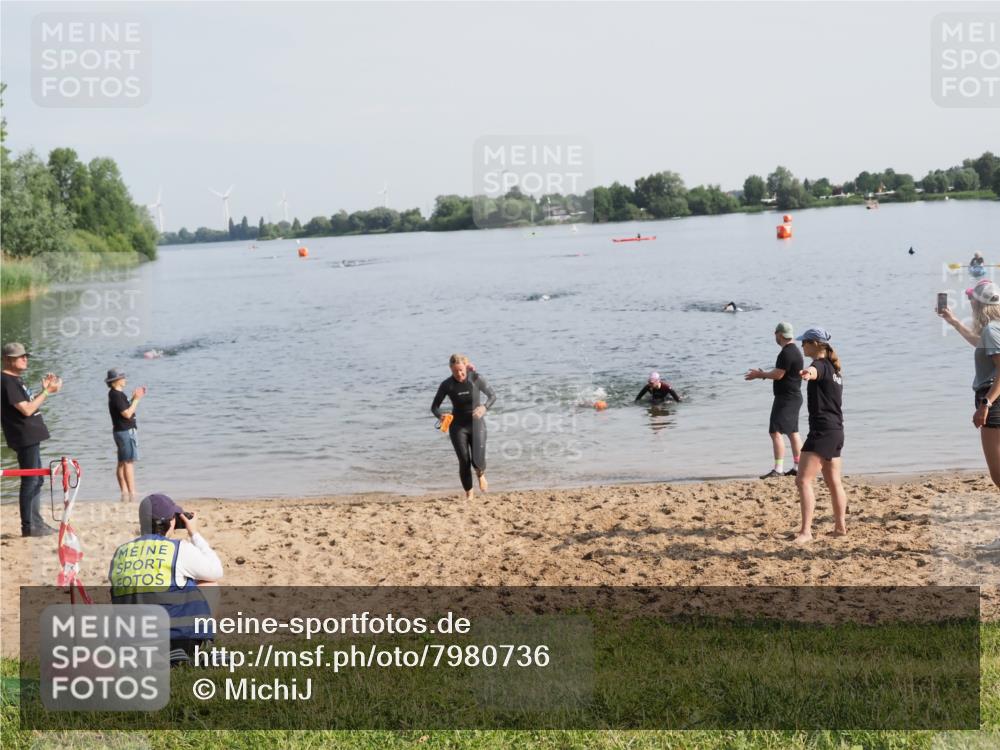 21.06.2025 - 27. Vierlanden-Triathlon MichiJ http://msf.ph/oto/7980736 15.06.2026 09:02:33 Schwimmen 246 meine-sportfotos.de