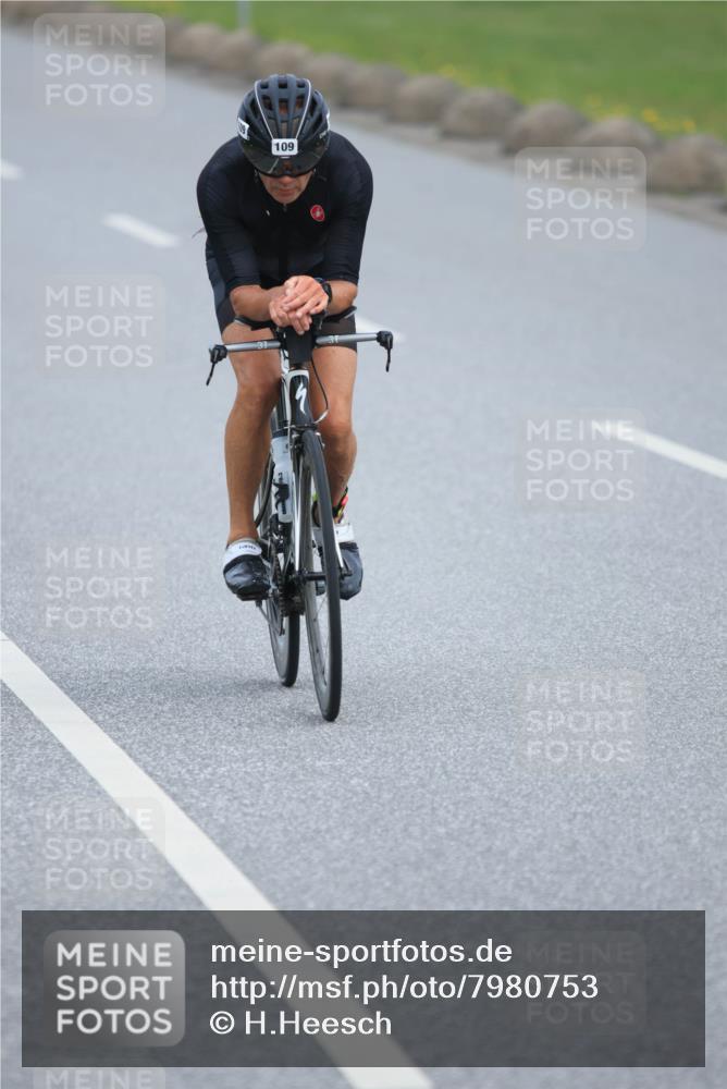 15.06.2025 - 27. Vierlanden-Triathlon H.Heesch http://msf.ph/oto/7980753 15.06.2025 10:41:35 Radfahren 22, 106, 109, 127, 142, 172, 198, 436 meine-sportfotos.de