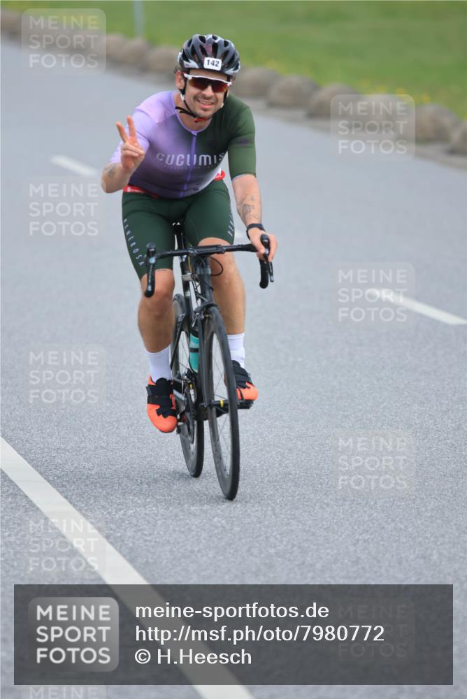 15.06.2025 - 27. Vierlanden-Triathlon H.Heesch http://msf.ph/oto/7980772 15.06.2025 10:41:37 Radfahren 22, 45, 93, 106, 109, 127, 142, 172, 436 meine-sportfotos.de