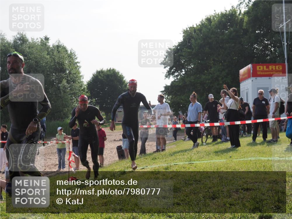 15.06.2025 - 27. Vierlanden-Triathlon KatJ http://msf.ph/oto/7980777 15.06.2025 08:45:41 Schwimmen 104, 116, 125, 145 meine-sportfotos.de