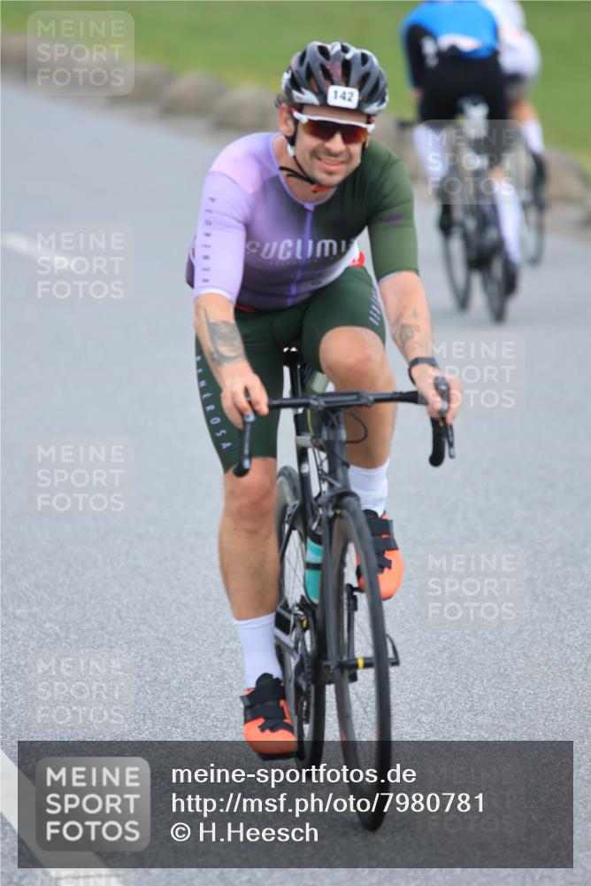 15.06.2025 - 27. Vierlanden-Triathlon H.Heesch http://msf.ph/oto/7980781 15.06.2025 10:41:37 Radfahren 22, 45, 93, 106, 109, 127, 142, 172, 436 meine-sportfotos.de
